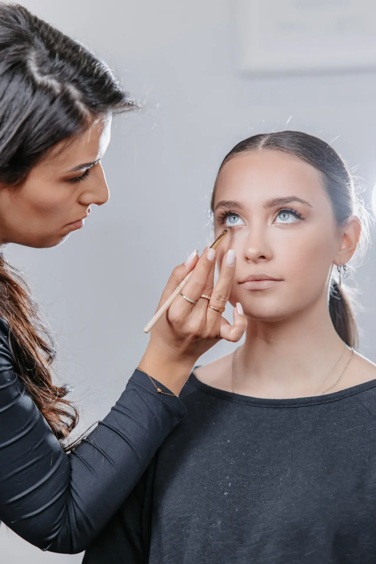 Merve Durmus trägt einer Kundin Make-up im Augenbereich auf